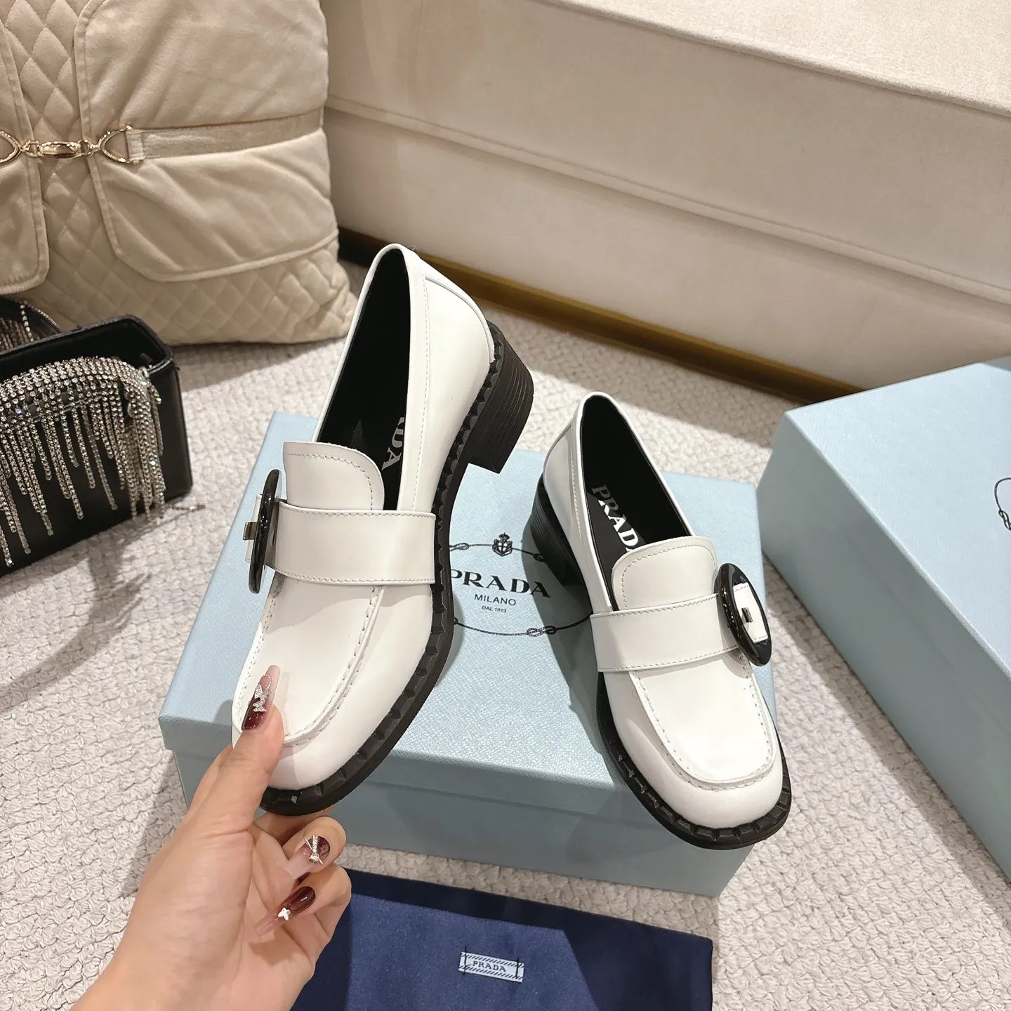 👟👟Ex-factory price 560👟👟 High version Prad✅ certified𝟐𝟎𝟐5𝙨𝙨 Early Spring Prada💯 #陈昊宇 Same style, many celebrity internet celebrities have the same style / mid-heeled British loafers, the round rubber buckle design adds a sense of sophistication, the overall shape is full of aura, and the British style small leather shoes are casual and high-end. Chen Haoyu’s same style/Prada25ss loafers! Fabric: Imported open edge beads Lining: Imported sheepskin Insole: Imported cowhide Women's model: Standard code 35-41 (customized at 40.41).  Color: black, light brown, white. The shoes are very cost-effective, so we refuse to negotiate.  #陈昊宇 Same style Prada loafers # Temperament wear